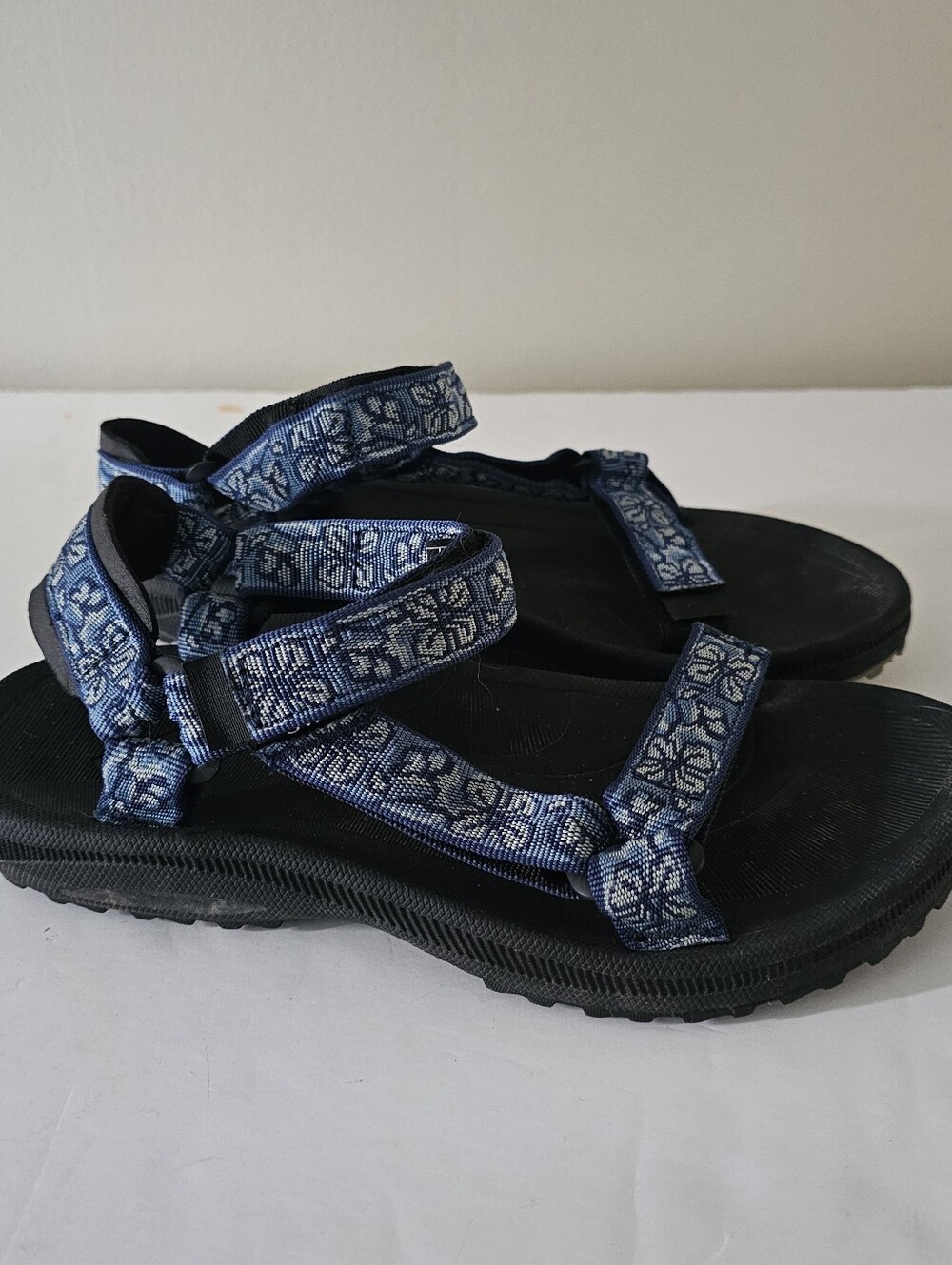 Teva omen's Blue Floral Strap Sandals Size 9